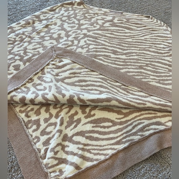 Barefoot Dreams Cozy Chic Ultra Lite Poncho, Tan/Beige Animal Print, One Size - Picture 9 of 13